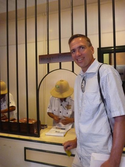 Am Bahnhof angekommen wurden die Fahrkarten kontrolliert, erwartungsvolle Vorfreude unsererseits