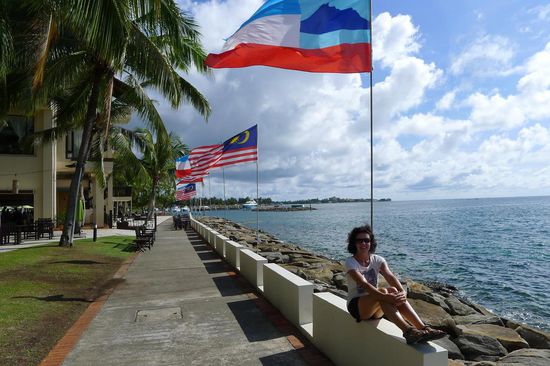 Aussen am Hotel führt eine lange Uferpromenade entlang des Sutera Harbour Bereiches.....
