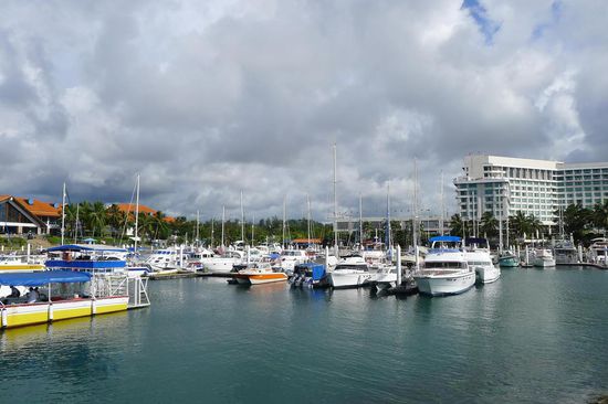 ....bis zum schicken Yachthafen, wo eher grössere ( nicht Boote ) Schiffe liegen