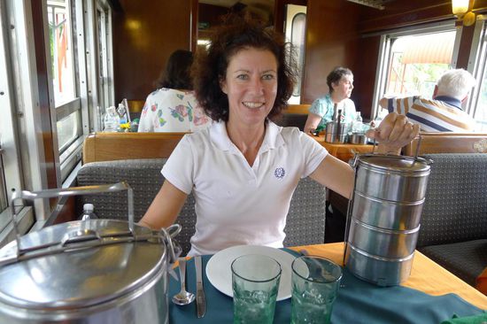 Zum Mittagessen gab es einen klassischen Tiffin Lunch. Reis, Gemüse, Fleisch, Obst, alles fein getrennt gestapelt in Metalldosen