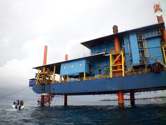 Olivers Bleibe für ein paar Tage.Mit dem Fahrstuhl direkt ins Wasser zum Tauchen.