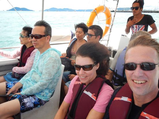 Fahr zur Insel Sapi. Die Gesichtszüge gestrafft und die Haare fesch nach hinten frisiert, es lebe der Fahrtwind