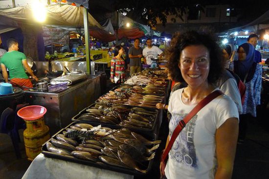 Nachtmarkt wo man frischen Fisch in allen Variationen essen konnte