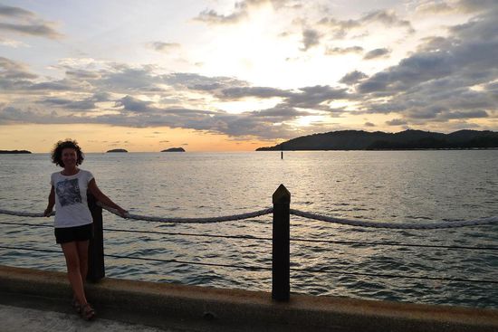 Sonnenuntergang an der Hafenpromenade mit Blick auf die benachbarten Inseln
