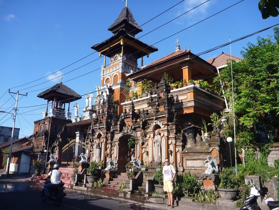 Eine christliche Kirche im balinesischen Stil erbaut