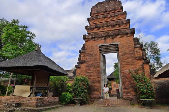 Der Eingang zum Pura Maospahit, einem der ältesten Tempel der Stadt
