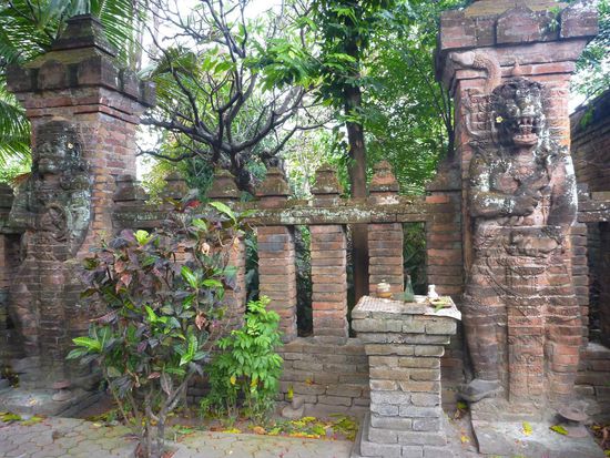 Alte originale Mauern die die Zerstörung des Tempels durch ein Erdbeben überstanden haben