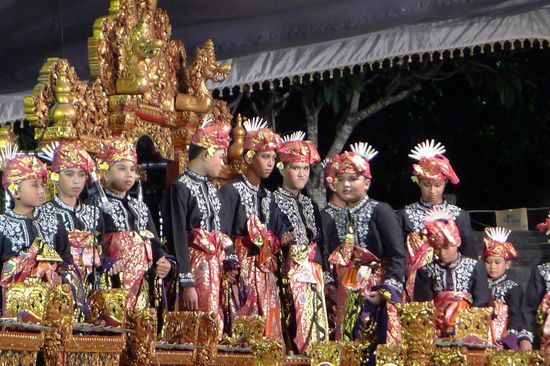 Abends traten mehrere Gruppen im musikalischen Wettstreit gegeneinander an