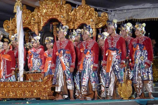 Alle in prächtigen Kostümen