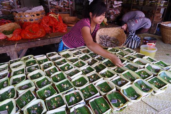 Im Tempel wurden unzählige Schalen aus Palmblättern mit Reis, Blüten, Obst und anderen Dingen als Gabe für die Götter gefüllt. Diese Schälchen sah man überall an für Gläubige wichtigen Plätzen stehen.