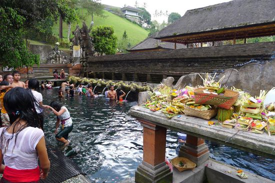 Pura Tirtha Empul, der Tempel liegt nördlich von Ubut.  In den heiligen Quellen nehmen die Gläubigen rituelle Waschungen vor.