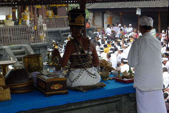 Ein Priester hält eine Zeremonie im Besakih Tempel ab
