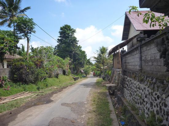 Eine typische Dorfstrasse auf Bali