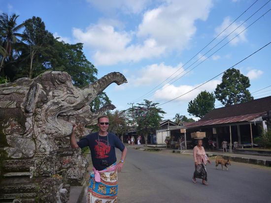 Vor dem Eingang zum Kehen Tempel, einem der ältesten Tempel Balis