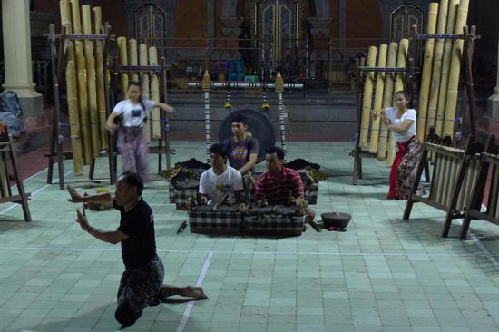 Zufällig sahen wir in Ubud wie Tänzer einen Tanz einstudierten, wir genossen diese Privatvorführung.