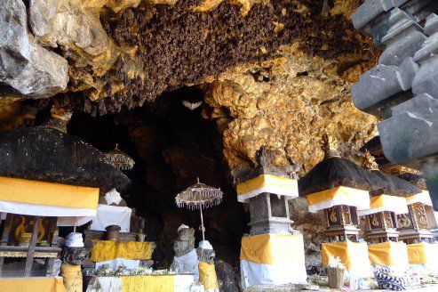 .....der Tempel ist berühmt für seine Höhle mit den Fledermäusen (sieht man oben an der Decke hängen)