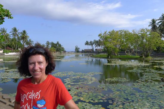 Vor dem großen Lotusteich in Candidasa