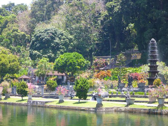 In den wunderschönen königlichen Wassergärten Tirta Gangga