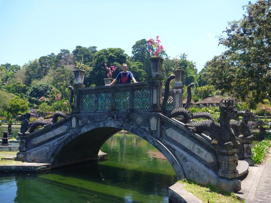 Kleine Bäche werden von Brücken überspannt