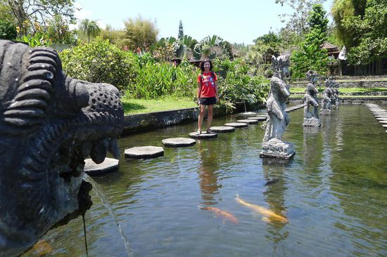 Mittels Steinpoller kann man über künstlich angelegte Seen laufen in denen Kois schwimmen