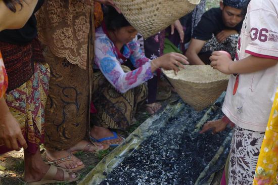 Die Asche und Knochenreste wurden von den Angehörigen aufgenommen und in Körbe verteilt