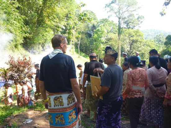 Oliver im Gespräch mit dem Sohn des Verstorbenen