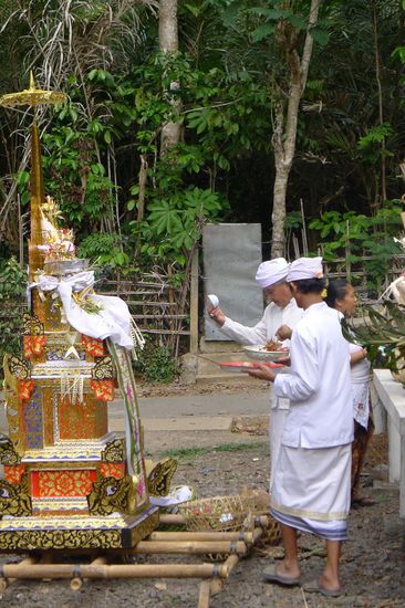 Priester legten geweihte Gaben in den Schrein