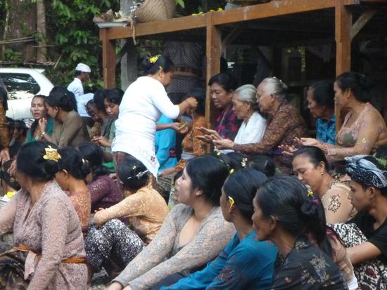 Geweihte Blüten wurden an die Angehörigen verteilt