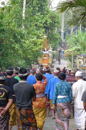 Die Prozession machte sich auf den Weg zum Fluss