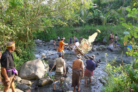Der Schrein mit der Asche wurde dem Fluss übergeben