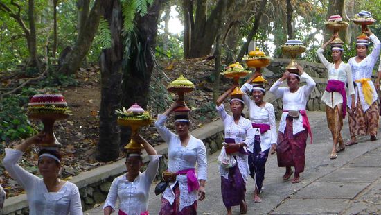 .....in einer Prozession wurden in Körben Opfergaben und die Asche zu verschiedenen Tempeln gebracht