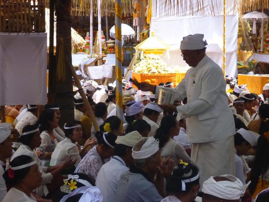 Vor der Zahnfeilzeremonie wird die Menge mit heiligem Wasser besprengt