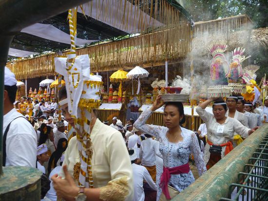 .....führte eine grosse Prozession an, die mehrere Runden um den Zeremonienplatz lief.