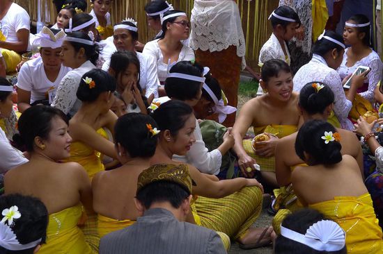 In festlicher Kleidung und schön geschmückt, das Warten auf den Beginn der "Behandlung"