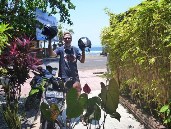 Juchuuu, es gab gleich zwei nagelneue Helme für uns!!!!!