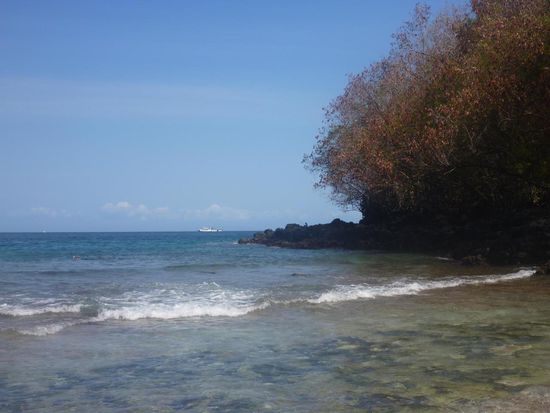 Blue Lagoon, an dieser Bucht sollte man gut schnorcheln können. Oliver hat es versucht, meinte aber es lohnte sich nicht. Ausser toten Korallen und ein paar kleinen Fischen war nichts zu sehen.