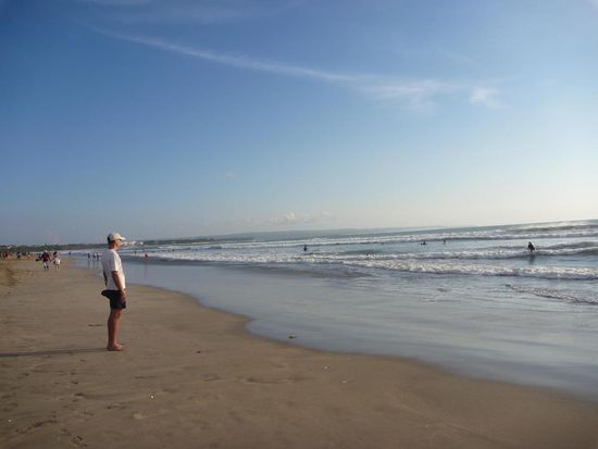 Kuta Beach, ein unendlich langer und breiter Sandstrand. Hier trafen sich die Surfer.