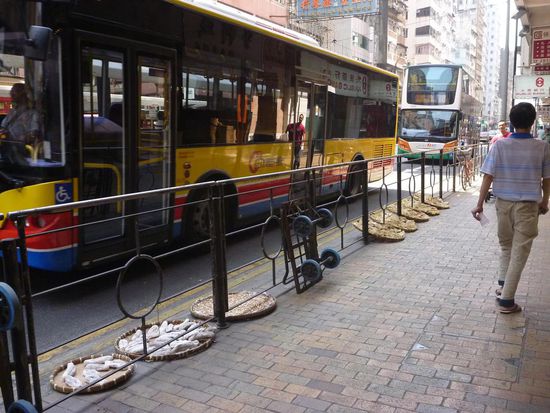 Seegurken und Garnelen werden einfach auf der Strasse zum Trocknen ausgelegt. Der vorbeifahrende Verkehr stört nicht weiter.