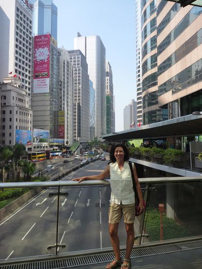 Sehr praktisch sind die grossen Fussgängerbrücken um die breiten Strassen zu überqueren.