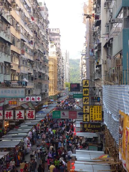 Blick auf einen Markt in Mongkok, einem der bevölkerungsdichtesten Bezirke Hong Kongs. Dort schlendern wir am liebsten herum, dieses bunte Gewimmel macht einfach Spass