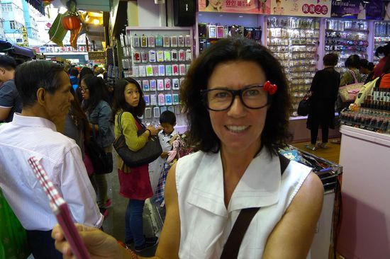 Auf den Märkten gibt es massenhaft witzige Brillengestelle. Die werden hier einfach so ohne Gläser!!! als modischer Gesichtsschmuck getragen.