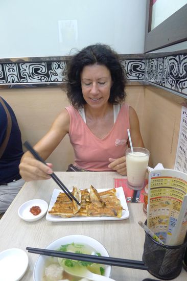 Ein kleiner Snack zwischendurch, Dumplings mit scharfer Sosse und dazu ein Glässchen Sojamilch