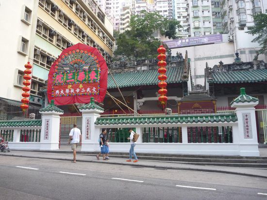 Der Man Mo Tempel, der älteste Tempel in HK. Er wurde gerade frisch renoviert und hat dadurch etwas von seinem alten Charme verloren. Aber Instandhaltung muss halt sein.