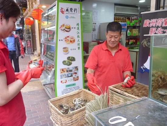 Ein beliebtes saisonales Gericht, Krebse (lebendig) die zum Verkauf zu kleinen Päckchen zusammengebunden werden