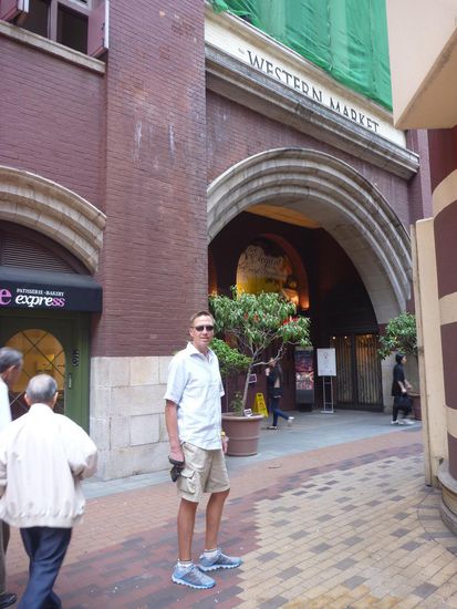 Vor dem Western Market, einer alten Markthalle. Hier kann man edel einkaufen, für uns wichtig: hier gibt es eine deutsche Bäckerei die richtiges Vollkornbrot verkauft!