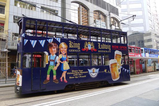 Das Oktoberfest ist ein weltweiter deutscher Exportschlager. Werbung auf einer Tram auf HK Island.