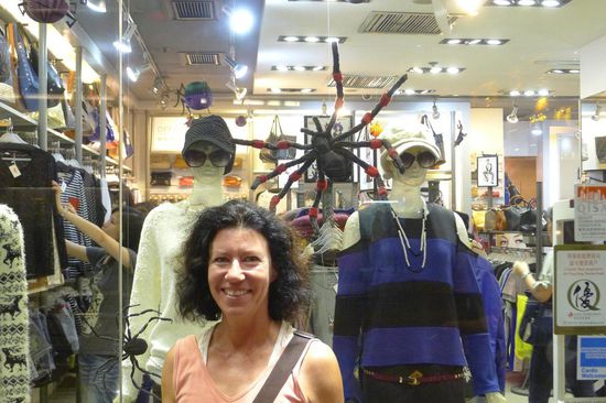 Auch Halloween ist sehr beliebt. "Schöne" Schaufensterdekoration!