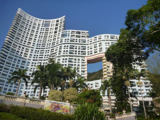 Das berühmte Haus mit dem "Loch" an der Repulse Bay. Nach Feng Shui Prinzip gebaut, damit der Drache auf dem Berg noch das Meer sehen kann.