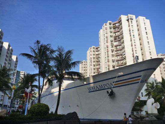 In Kowloon,  ein Kaufhaus in Schiffsform. Sozusagen ein Ozeanriese der mitten in der Stadt gestrandet ist.