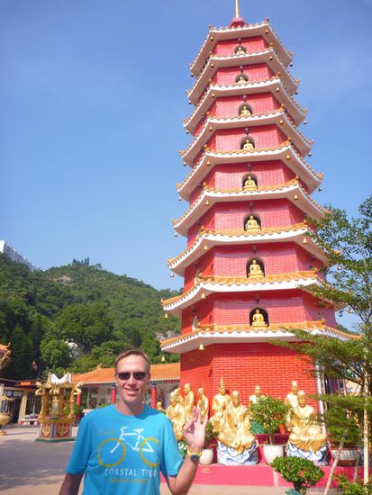 Oben am Tempel mit der grossen roten Pagode angekommen
